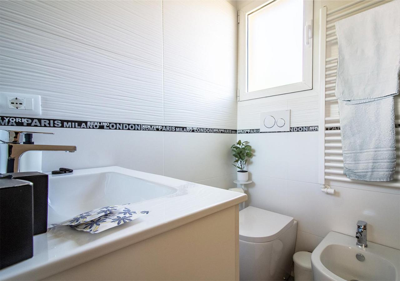Athena Rooms - Parcheggio Privato Болонья Экстерьер фото